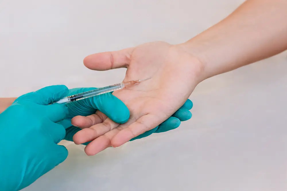 Svettbehandling för händer med injektion